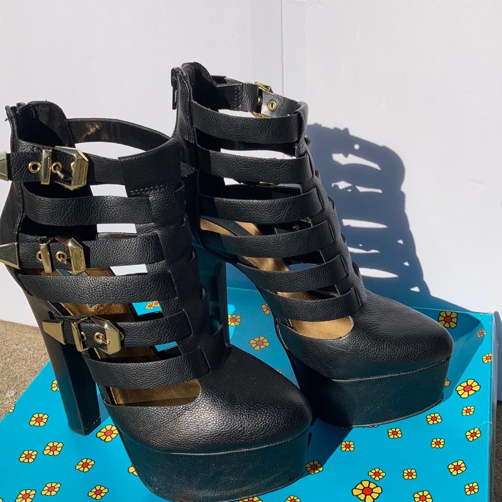 Super high Platform boots with buckle details